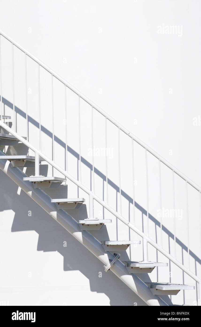 Diagonale weiße Treppe Schatten klettern Grafik Handgriffen Form Stockfoto