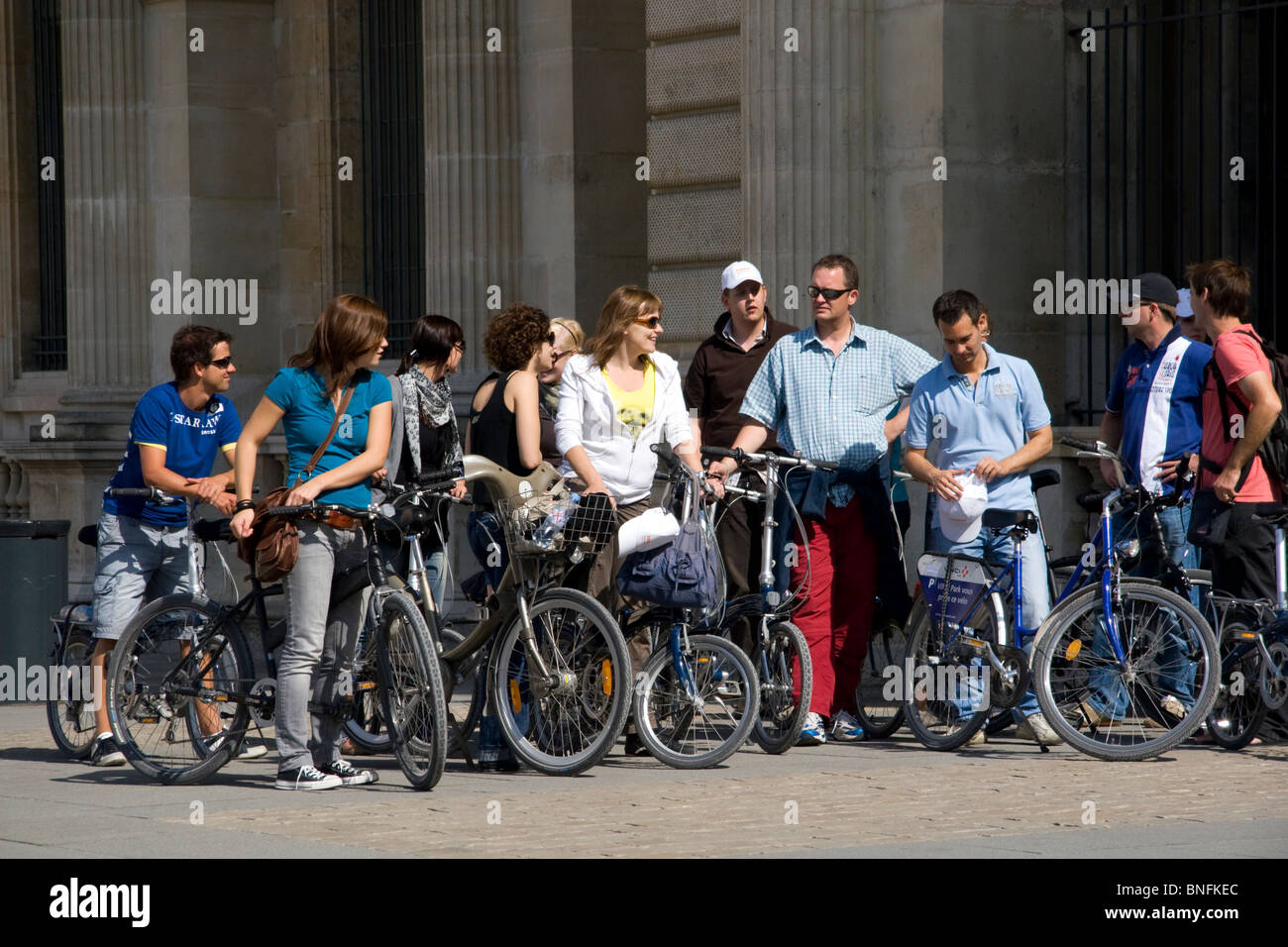 Touristen auf dem Fahrrad vor dem Louvre-Palast wohnen im Louvre in Paris, Frankreich. Stockfoto