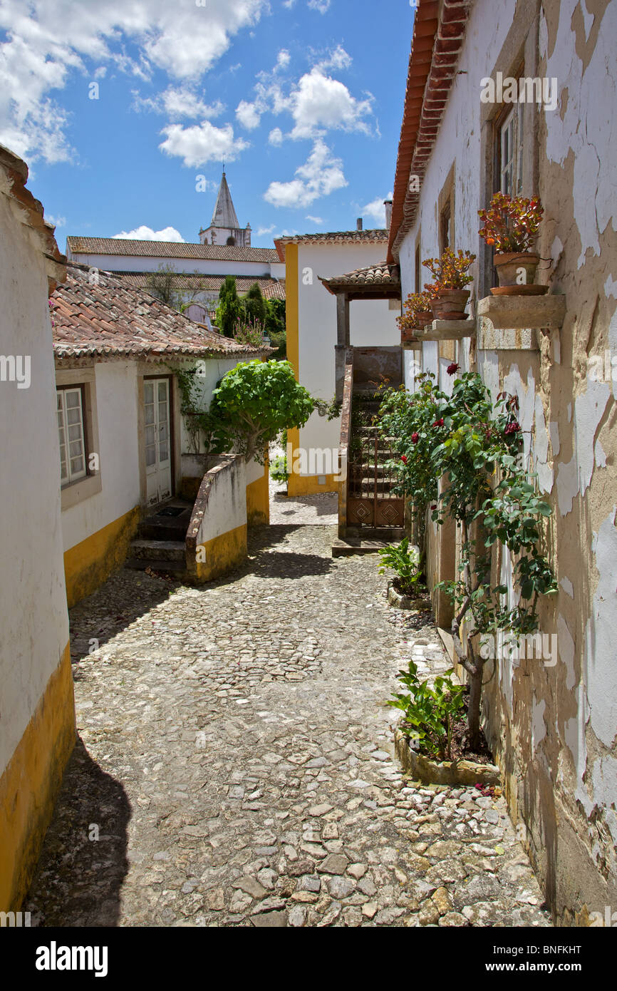 Mittelalterliche Straße mit Kopfsteinpflaster in der befestigten Mauern Europäischen Dorf Obidos Stockfoto
