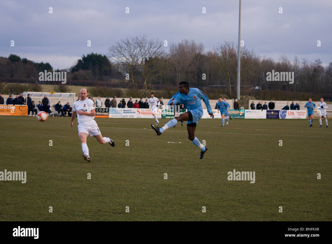 Chorley Stürmer schießt auf AFC Fylde im Spiel Stockfoto