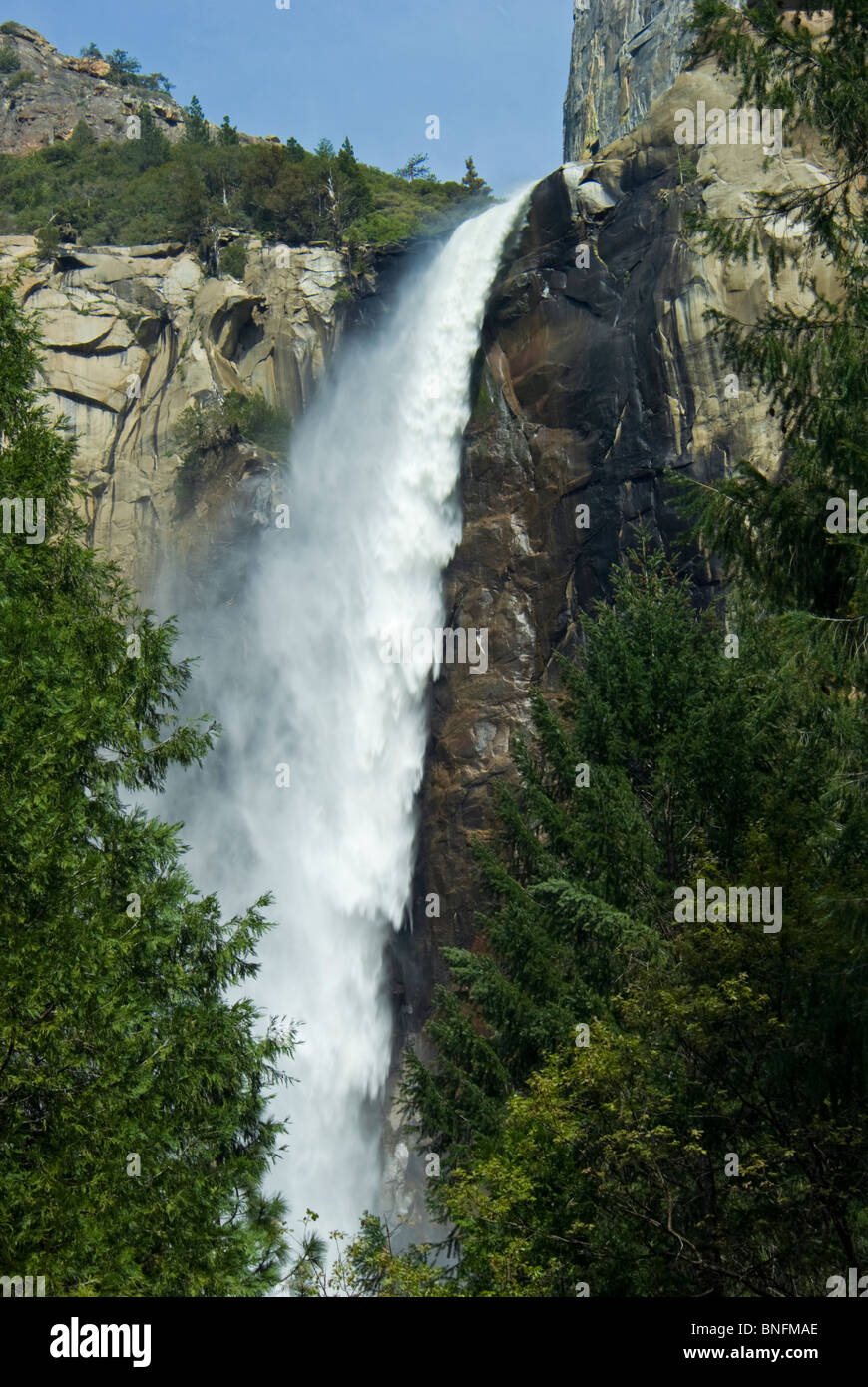 Kalifornien, Yosemite-Nationalpark, Bridal Vail Falls stürzt in Frühjahrsüberschwemmungen den Berg hinunter Stockfoto