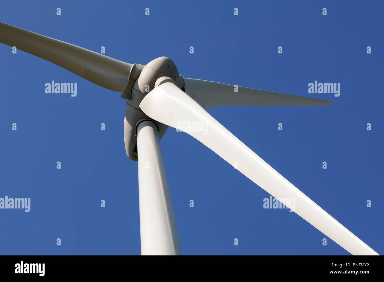 Windenergieanlagen Sie Bauernhof blauen Himmel Eco Wind grün Stockfoto
