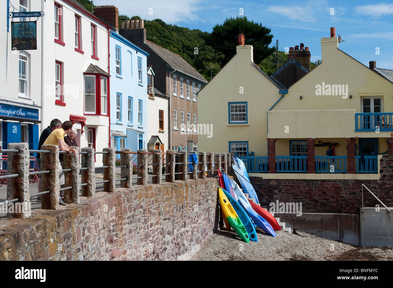 Ferienhäuser mit Blick auf den Strand von Kingsand in Cornwall, Großbritannien Stockfoto