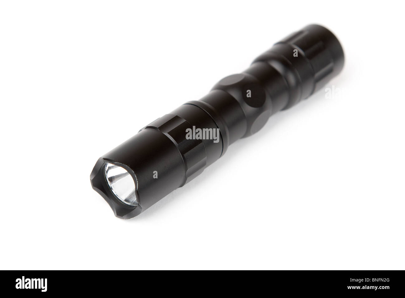 Schwarze LED taktische Taschenlampe isoliert auf weißem Hintergrund. Stockfoto