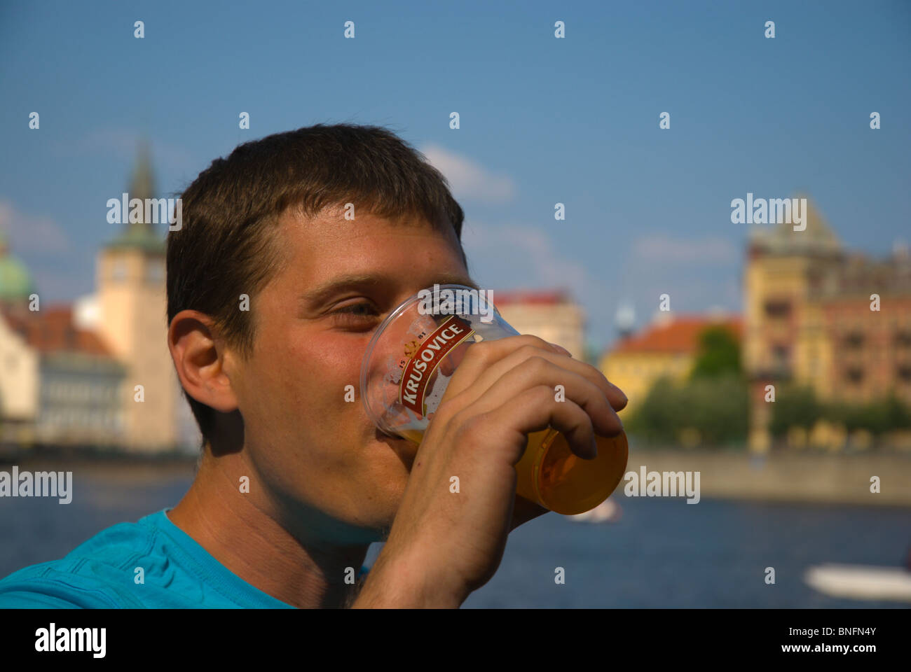 Russischen Mann in den Dreißigern, trinken Bier aus einem Plastikbecher Prag Tschechische Republik Europa Stockfoto