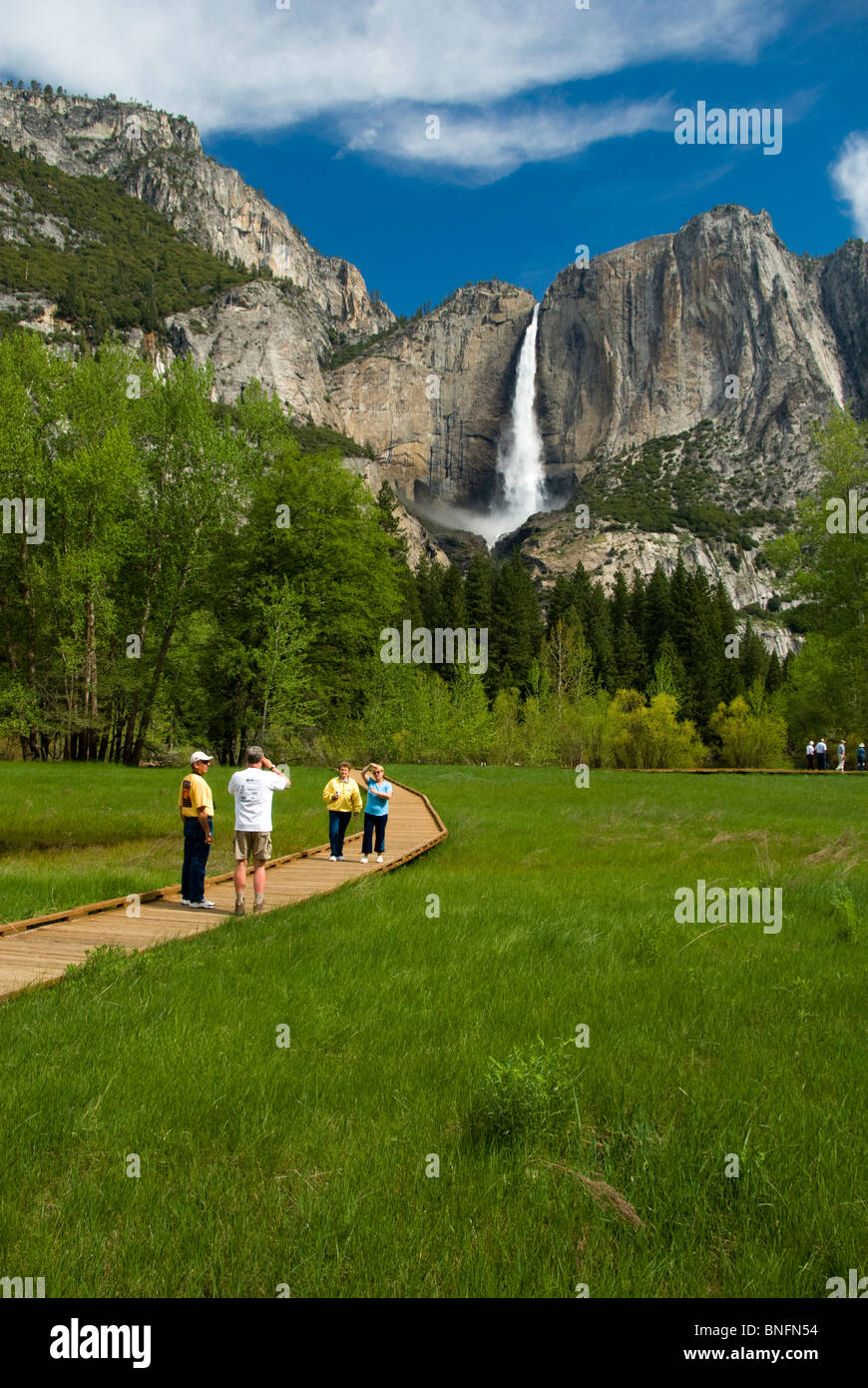 Kalifornien, Yosemite-Nationalpark, 4 Personen fotografieren und Blick auf Yosemite Falls, 739m, 2425 Füße vom Holzsteg Stockfoto