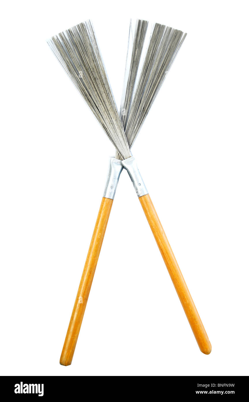 Drum-Bürsten. Metallbürsten isoliert auf weiss. Holzsockel. Stockfoto