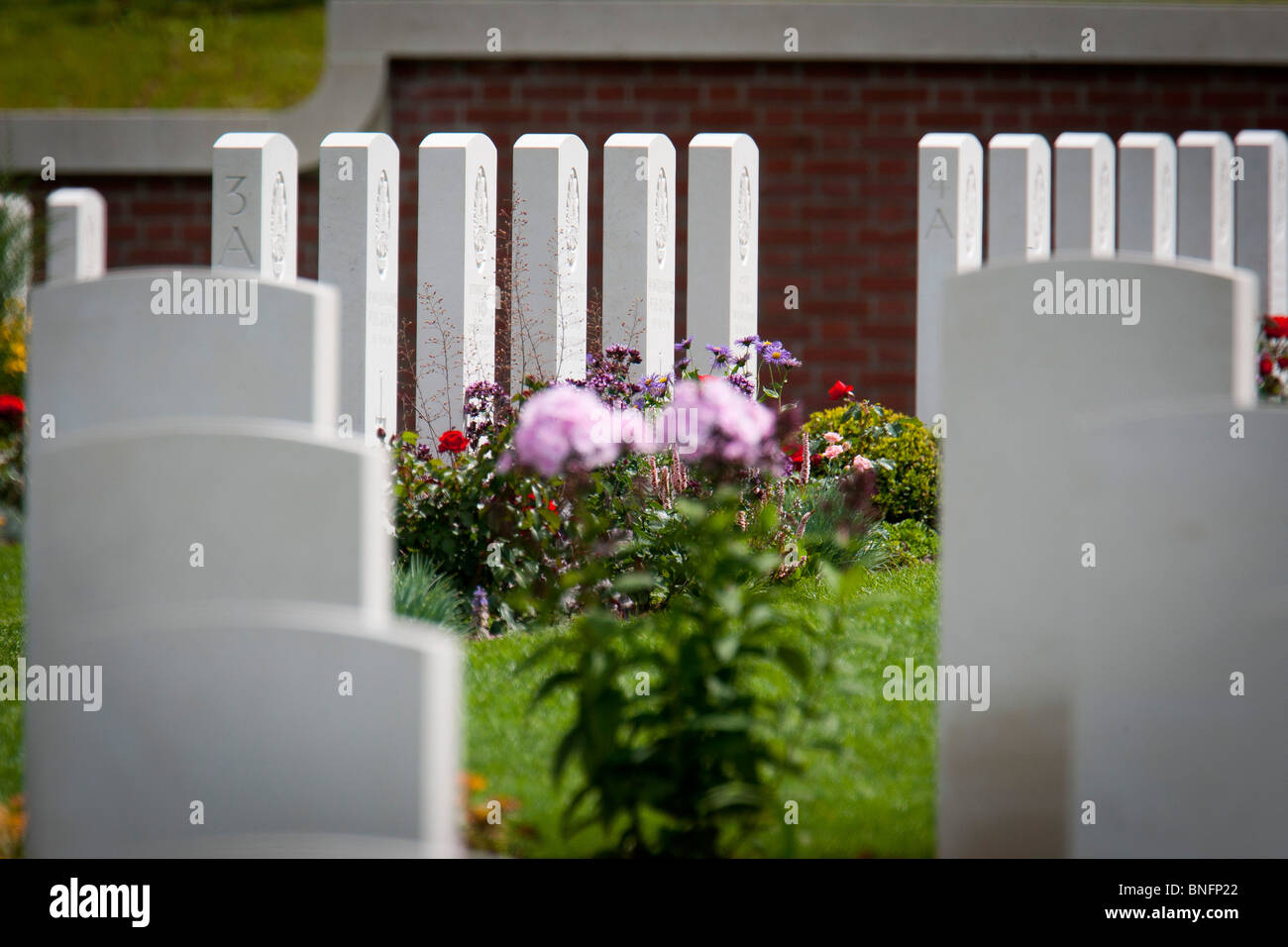 Grabsteine in der neuen britischen Kriegsgräberfürsorge Friedhof in Fromelles, Frankreich hält die Leichen von Soldaten WW1 Stockfoto