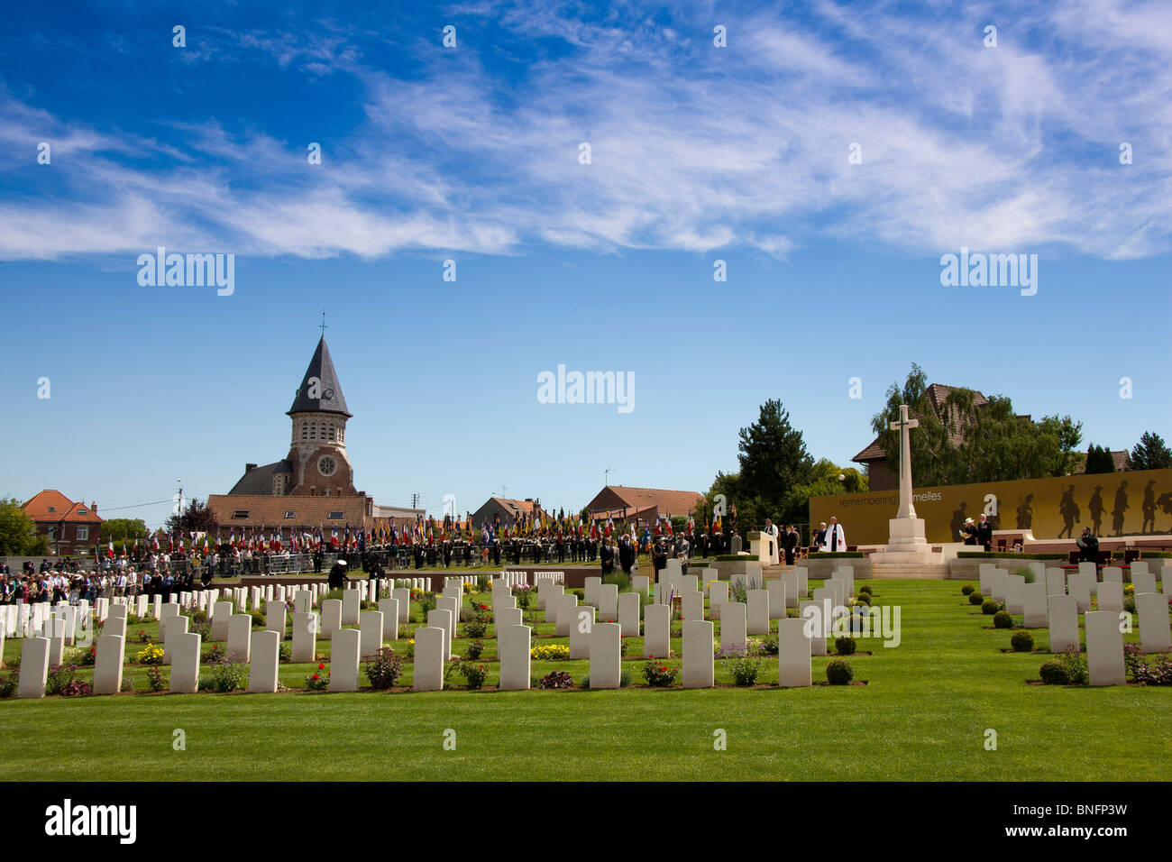 Die Widmung Service und Begräbnis des letzten WW1 Soldaten bei Fromelles in Nordfrankreich von Großbritanniens Prinz Charles besucht Stockfoto