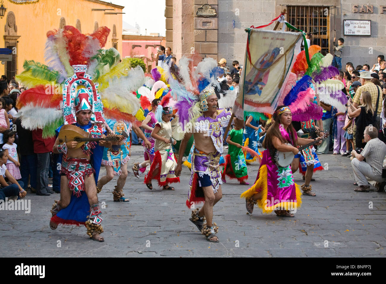 Tribal Dance, die Truppen aus allen Teilen von Mexiko in die Unabhängigkeit DAY PARADE - SAN MIGUEL DE ALLENE Mexiko kommen Stockfoto