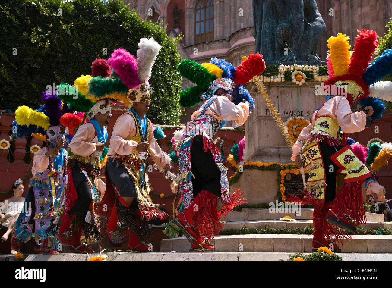 Tanz Truppen kommen aus allen Teilen von Mexiko aus ihrer Region in der jährlichen Unabhängigkeit DAY PARADE - SAN MIGUEL DE ALLE Stockfoto