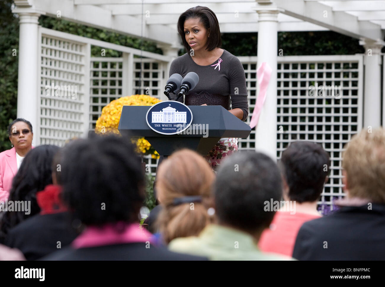 First Lady Michelle Obama spricht in einem Garten im Weißen Haus. Stockfoto