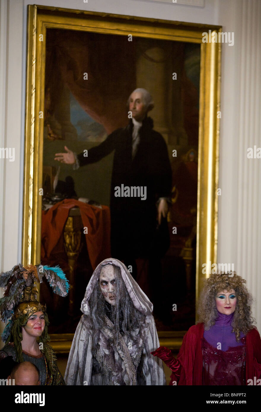 Präsident Barack Obama und First Lady Michelle willkommen süßer ins Weiße Haus zu Halloween. Stockfoto