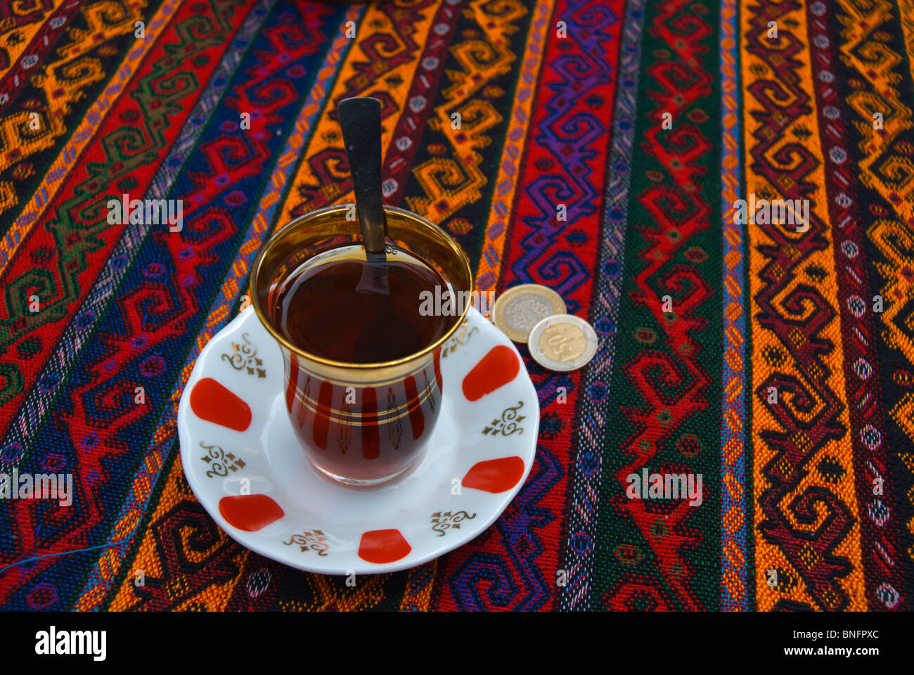 CAJ der türkischen Tee mit 1½ Lira in Istanbul-Türkei-Europa-Münzen Stockfoto