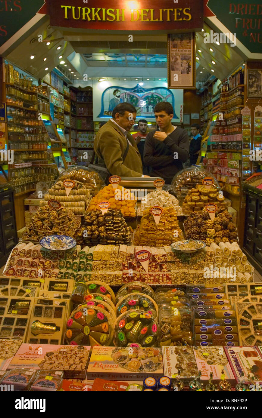 Türkische Köstlichkeiten stehen Misir Karsisi (Spice Bazaar) Sultanahmet-Viertel Istanbul Türkei Europa Stockfoto