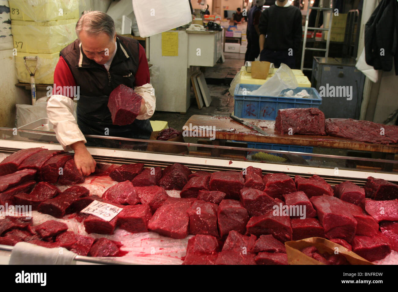 Walfleisch zum Verkauf an Großhandel Fischmarkt Tsukiji, dem größten Fischmarkt der Welt, in Tokio, Japan Stockfoto