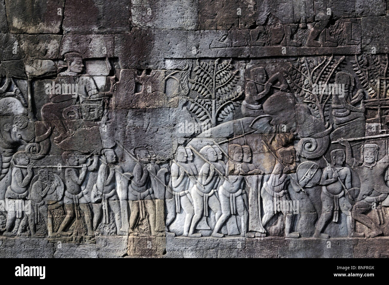 Detail des Basrelief am Bayon Tempel zeigt Krieger der Khmer, Angkor Thom, Kambodscha Stockfoto
