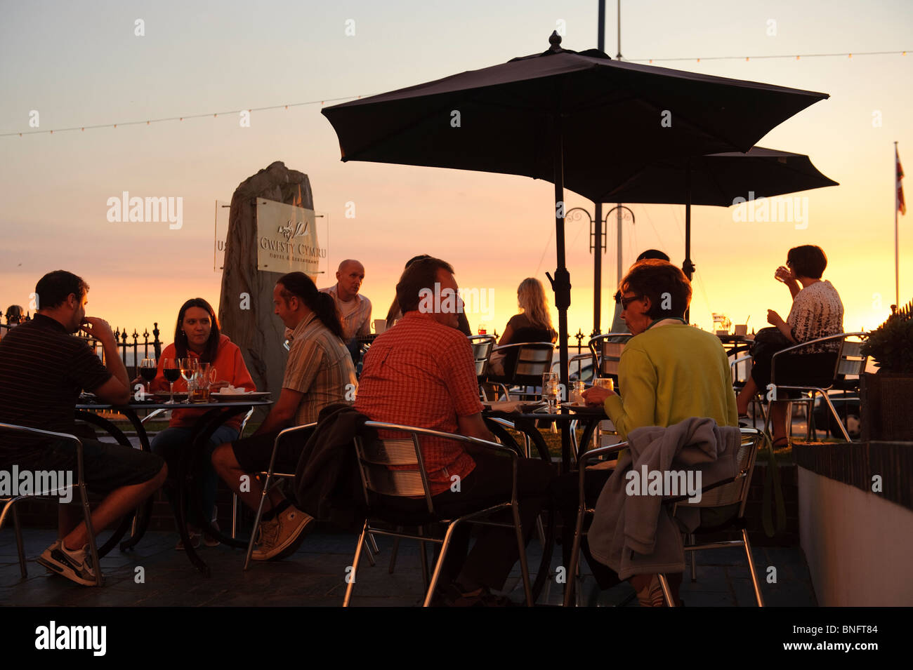 Menschen Essen außerhalb an einem Sommerabend, Gwesty Cymru 5-Sterne-Hotel und Restaurant, Aberystwyth Wales UK Stockfoto