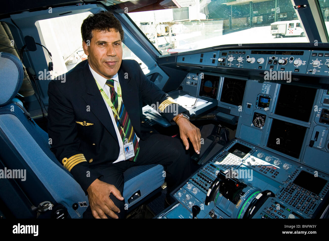 Flugzeug Pilot, Präsentation Flug Mailand Tripolis, Afriqiyah Airways,  Malpensa, Mailand, Italien Stockfotografie - Alamy