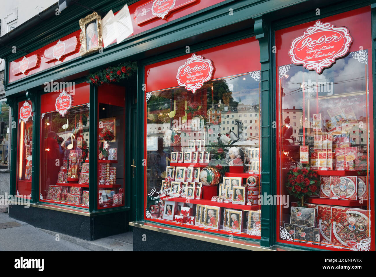 Salzburg, Österreich, Europa. Reger Schokolade Schaufenster mit Amadeus Mozart Schokoladen auf dem display Stockfoto