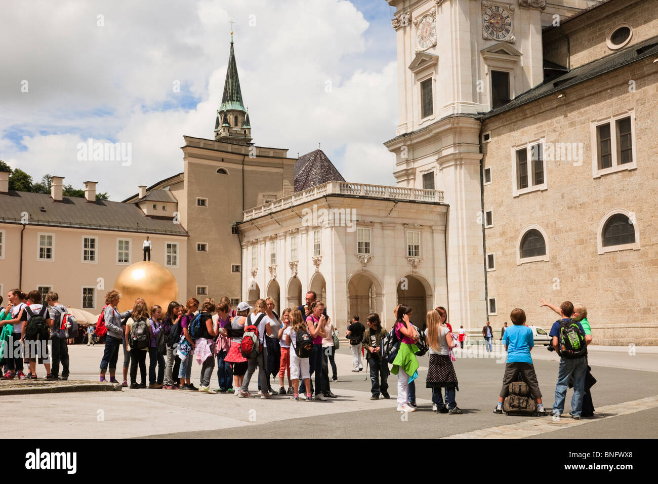 Gruppe von Kindern auf einer Klassenfahrt in der historischen Stadt von Dom in Kapitel Platz, Salzburg, Österreich, Europa. Stockfoto