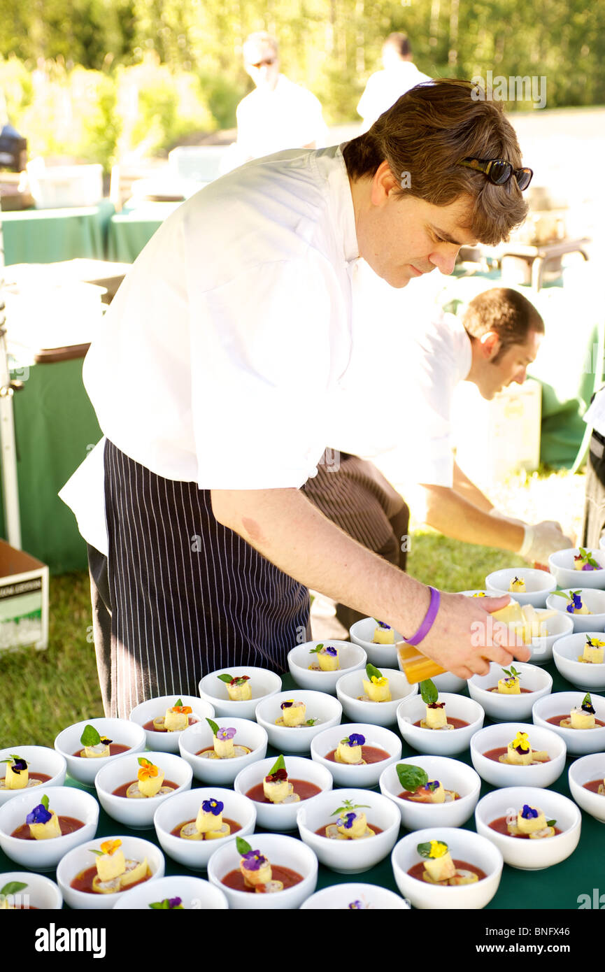 Krabben und Gazpacho Suppe Hors d ' Oeuvre wird von einem Koch überzogen. Hervorragend in das Feld, Pemberton BC, Kanada Stockfoto