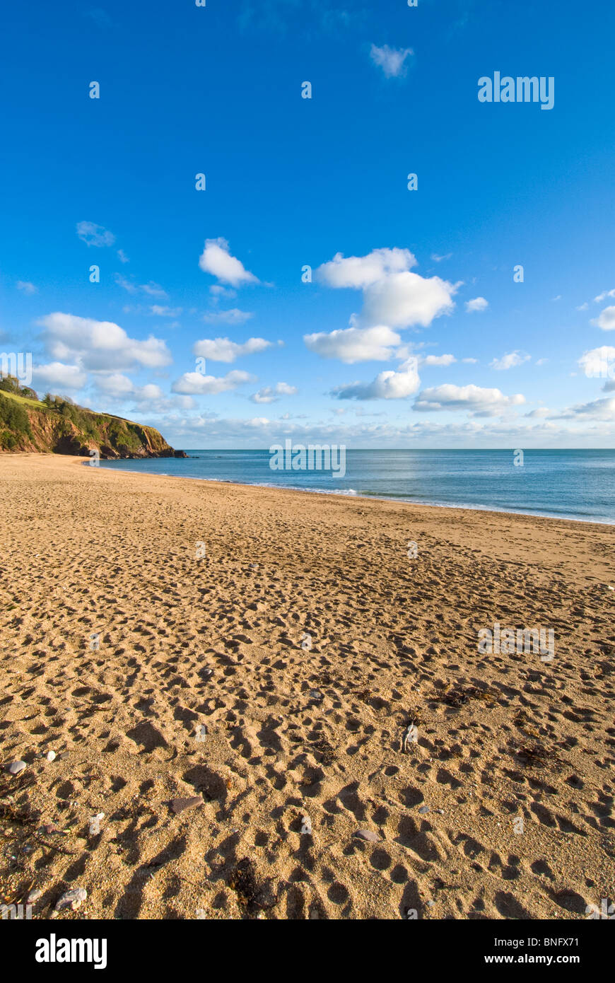 Fußabdrücke auf leeren Strand in Blackpool Sands, Devon, UK Stockfoto
