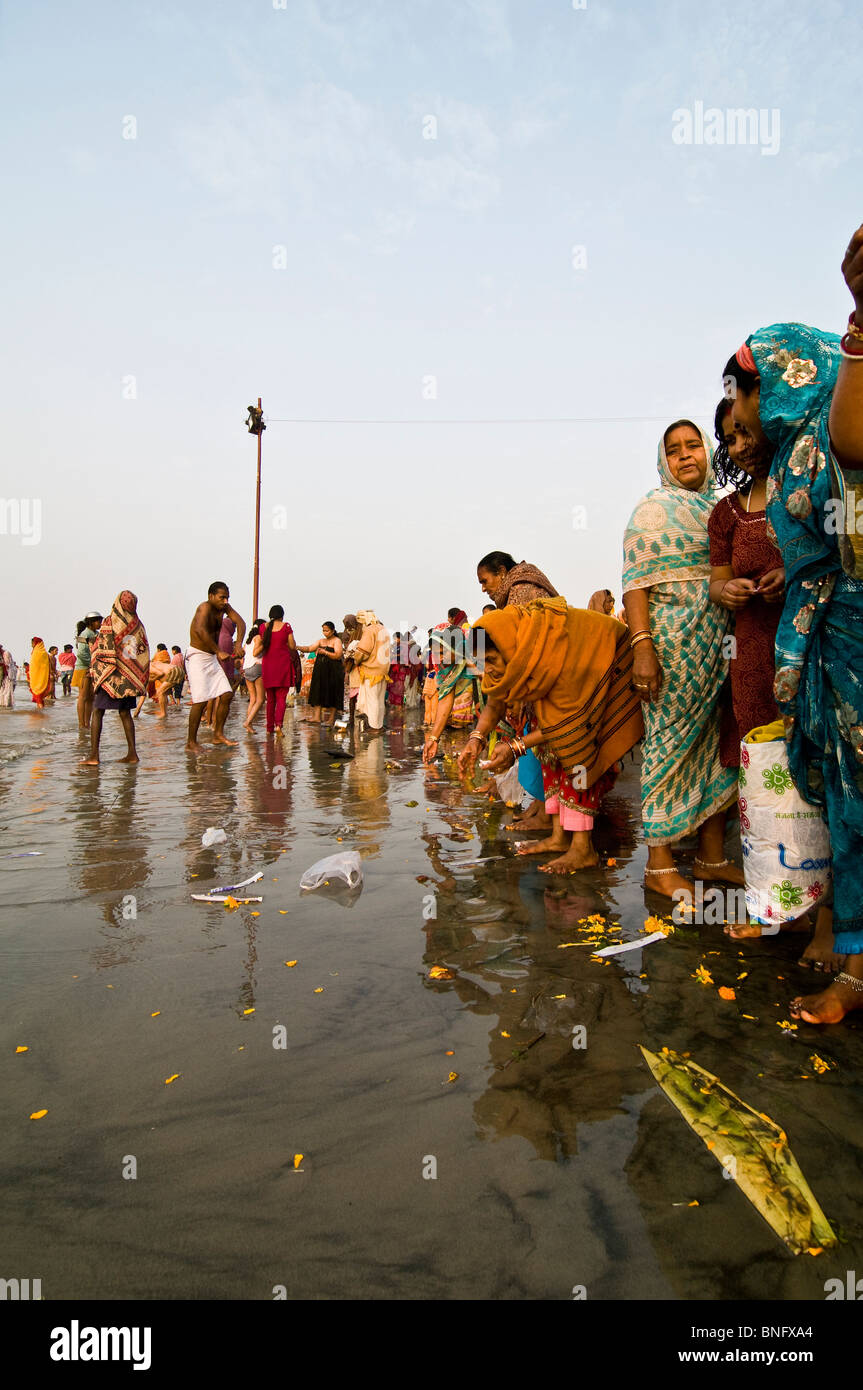 Hindu-Pilger auf Gangasagar Insel während des jährlichen religiösen Festivals führt legen jedes Jahr im Januar. Stockfoto