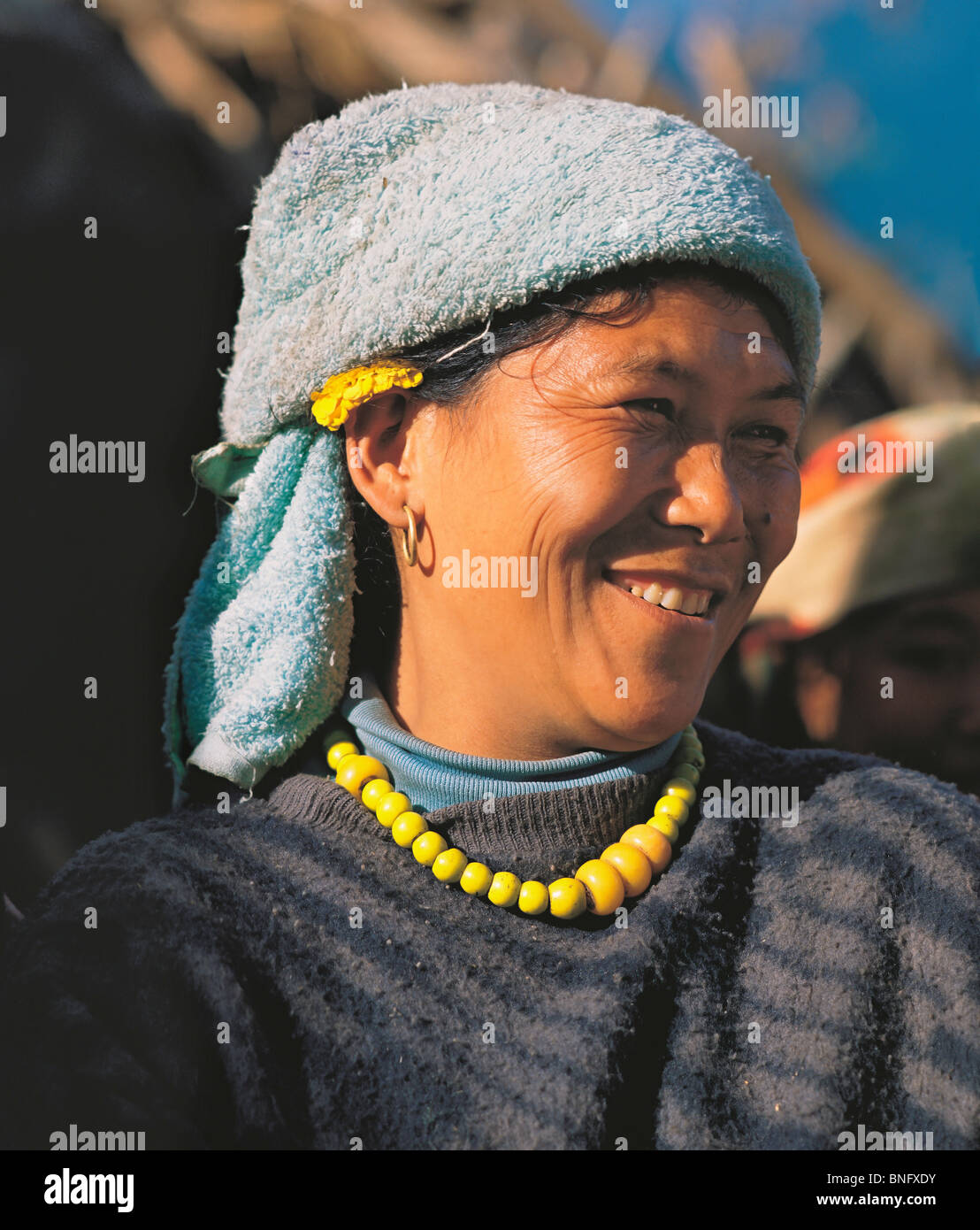 Lächelnde Frau Sherpa in dem Dorf Tashigaon in der Makalu Region Osten Nepals Stockfoto