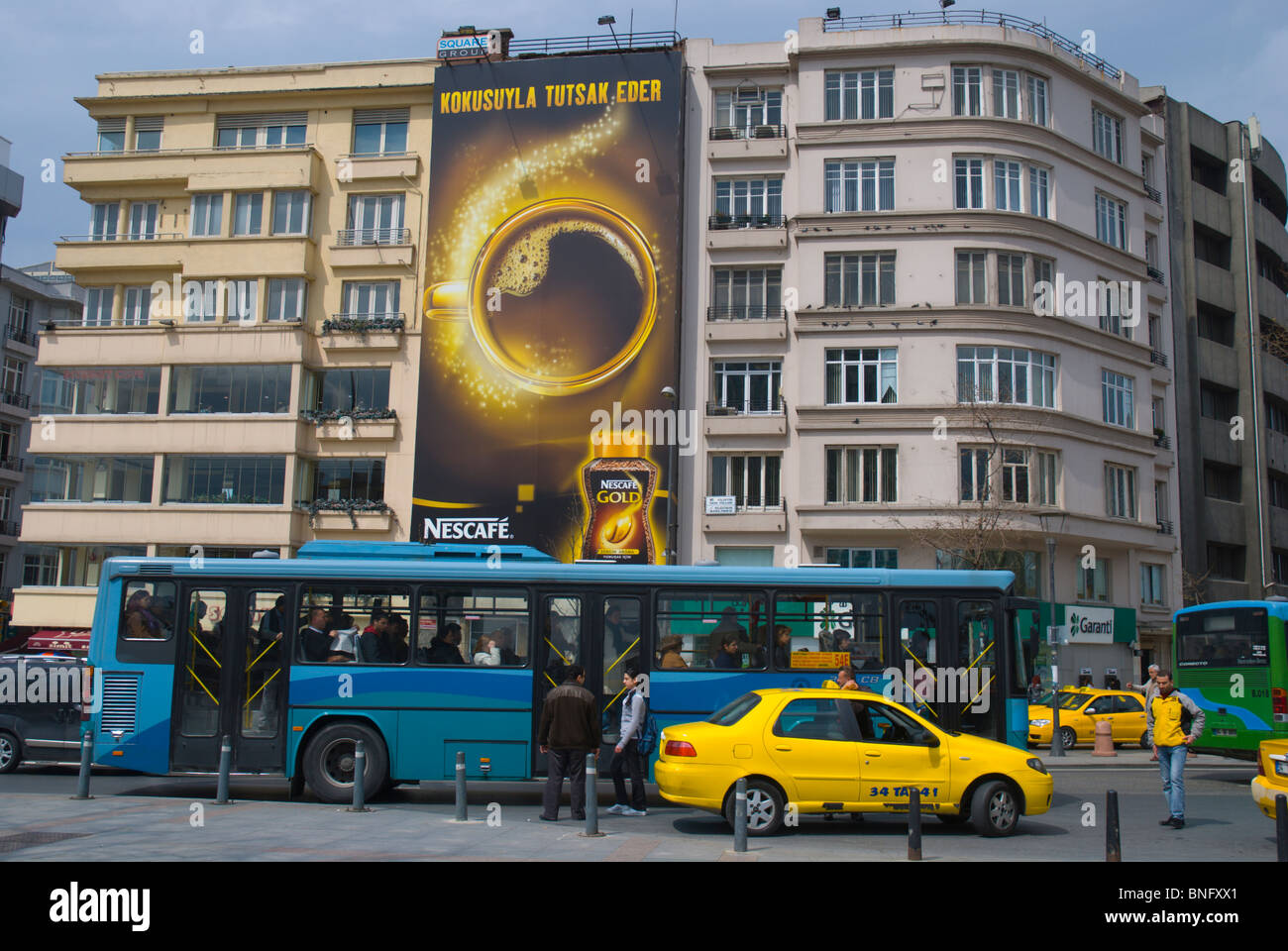 Taksim-Platz mit Bussen und Taxis Beyoglu-Istanbul-Türkei-Europa Stockfoto