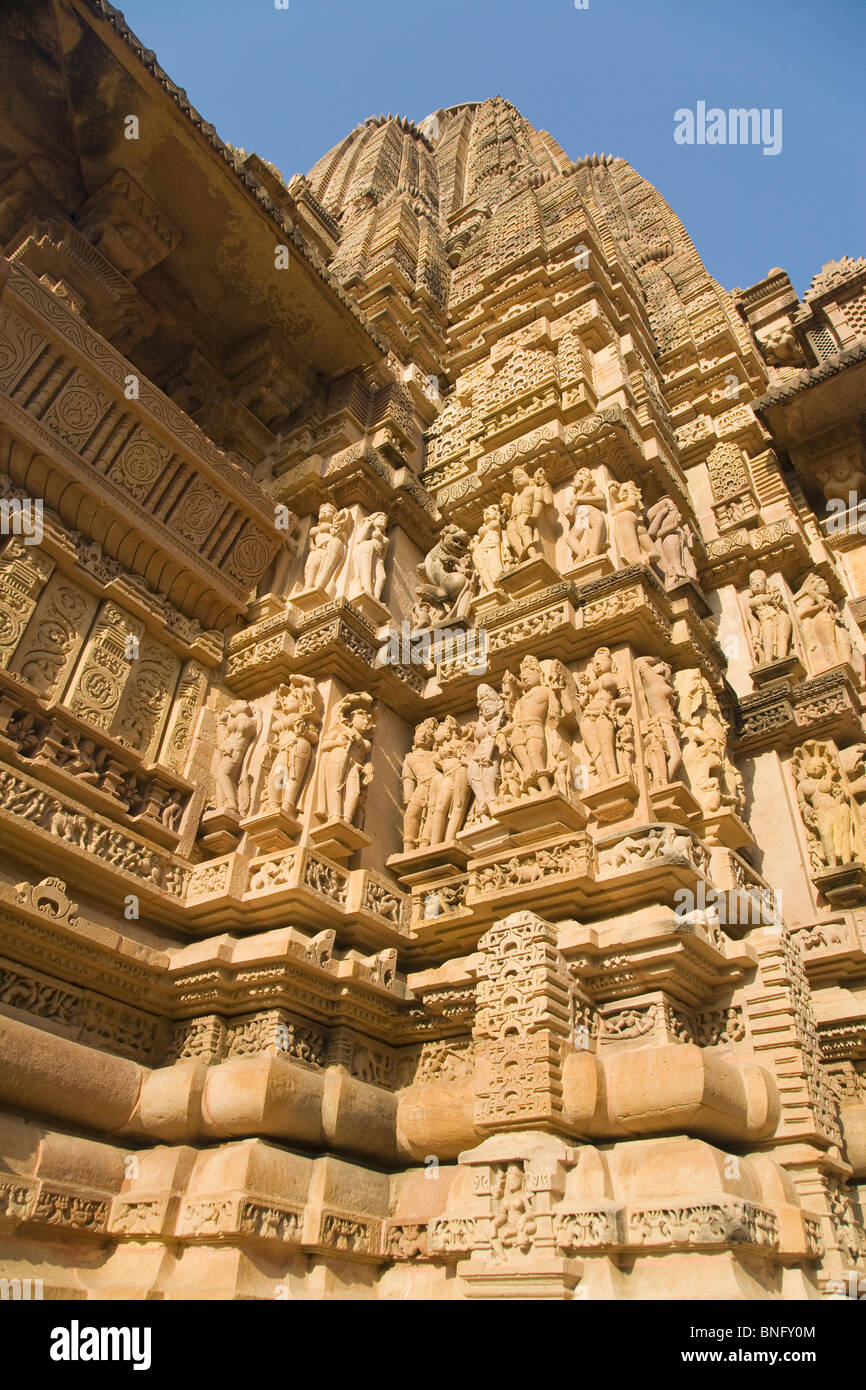 Niedrigen Winkel Ansicht eines Tempels, Devi Jagadambi Tempel, Khajuraho, Madhya Pradesh, Indien Stockfoto