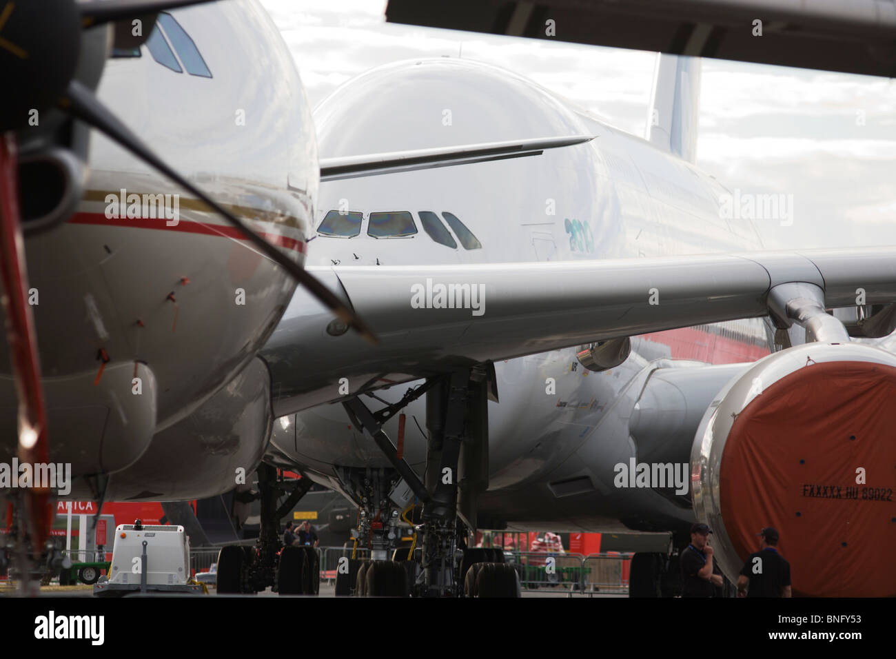 Sicherheitspersonal und statische Anzeige Flugzeuge aufgereihten auf der Farnborough Airshow der A380 auf der Rückseite und eine 777 vor. Stockfoto
