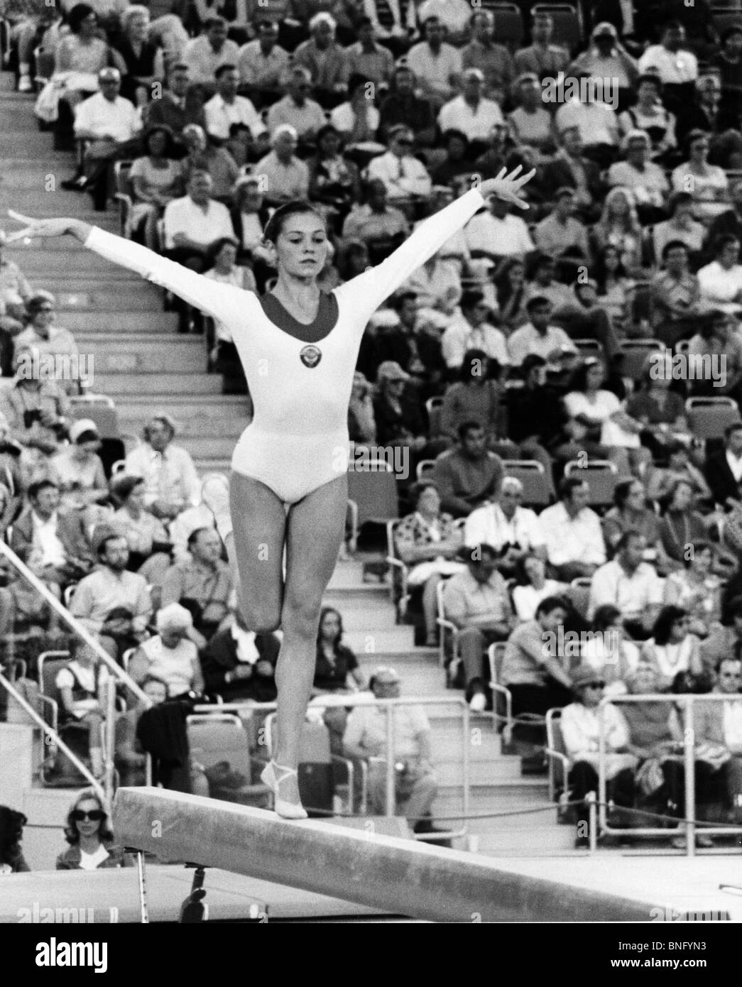 Weibliche Turnerin am Schwebebalken bei den Olympischen Spielen Stockfoto
