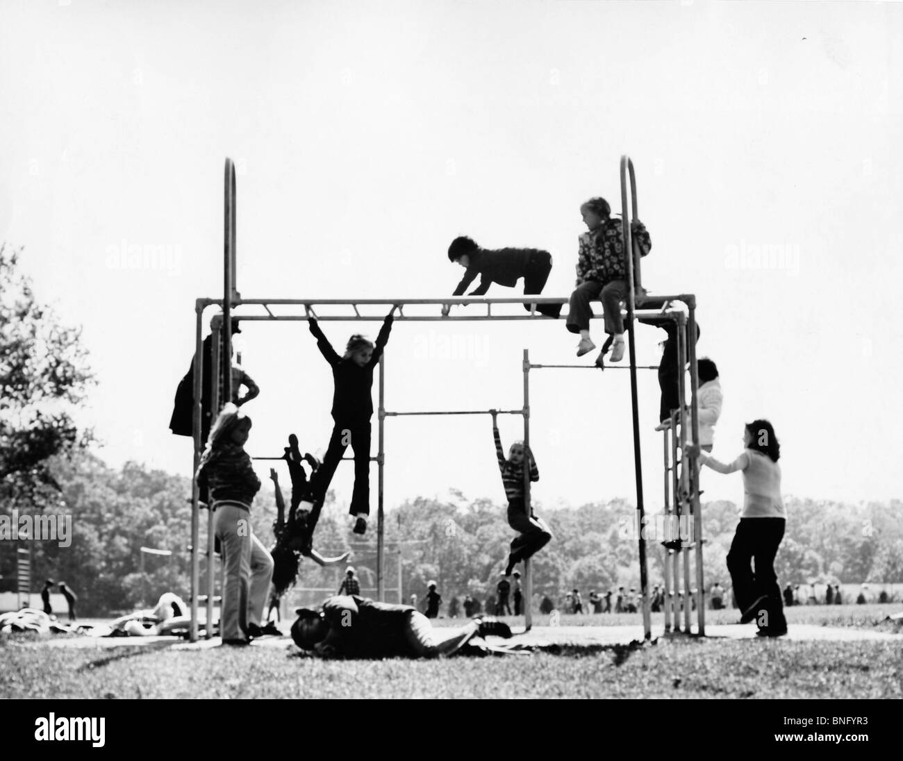 Gruppe von Kindern spielen auf Klettergerüst Stockfoto