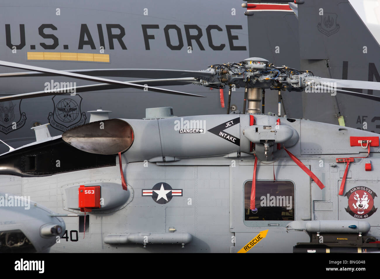 Verschiedene militärische Flugzeuge (Sikorskys MH-60R Seahawk im Vordergrund) auf der Farnborough Airshow. Stockfoto