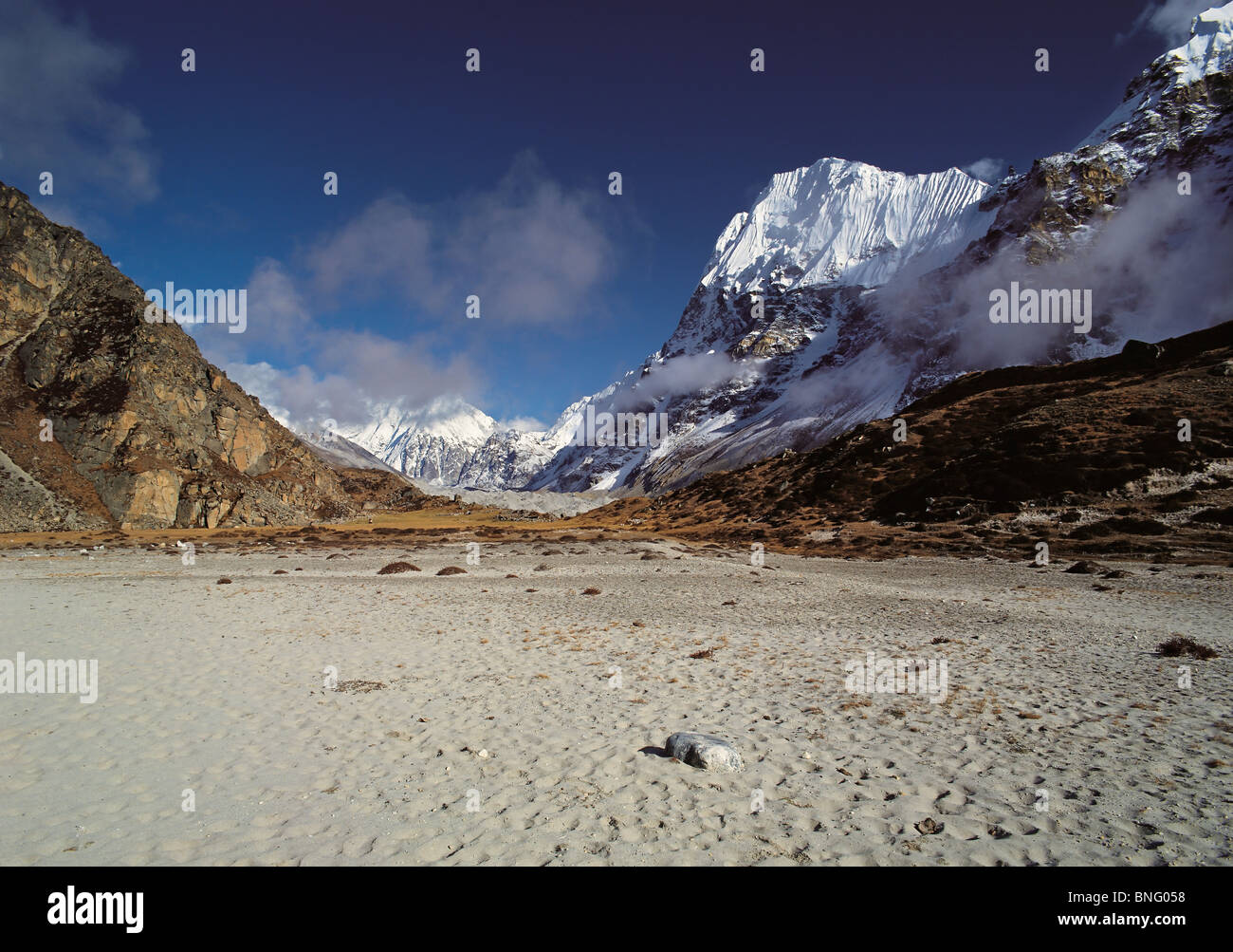 Keil-Peak von der sandigen Ebene von Lhonak in der Kangchenjunga Region Osten Nepals gesehen Stockfoto