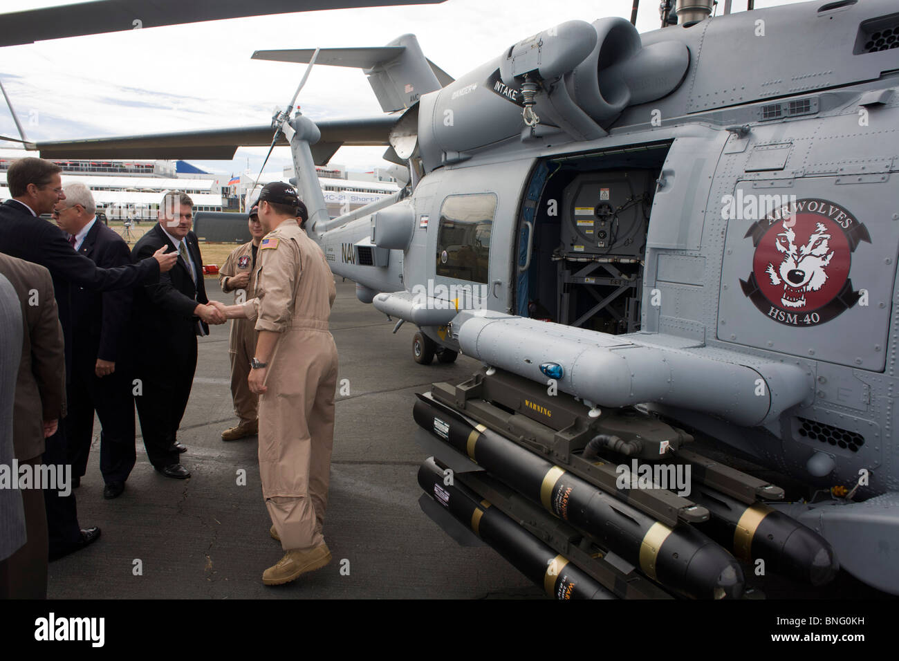 US Navy Piloten zeigen Gäste um ihre Sikorsky MH-60R Hubschrauber mit Hellfire-Raketen auf der Farnborough Airshow. Stockfoto