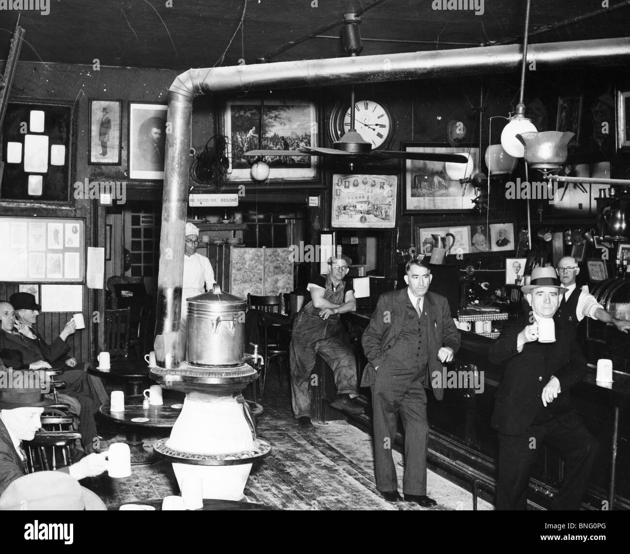 USA, New York State, New York City, McSorley es Old Ale House, um 1930 Stockfoto