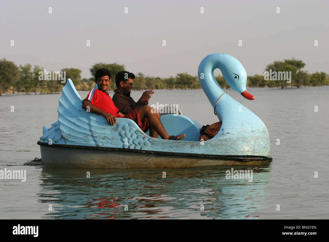 Touristen auf Gadisagar See, ein Stausee in der Nähe von Jaisalmer, im Jahre 1367 erbaut und war einst der Rajasthani Stadt einzige Wasserquelle. Stockfoto