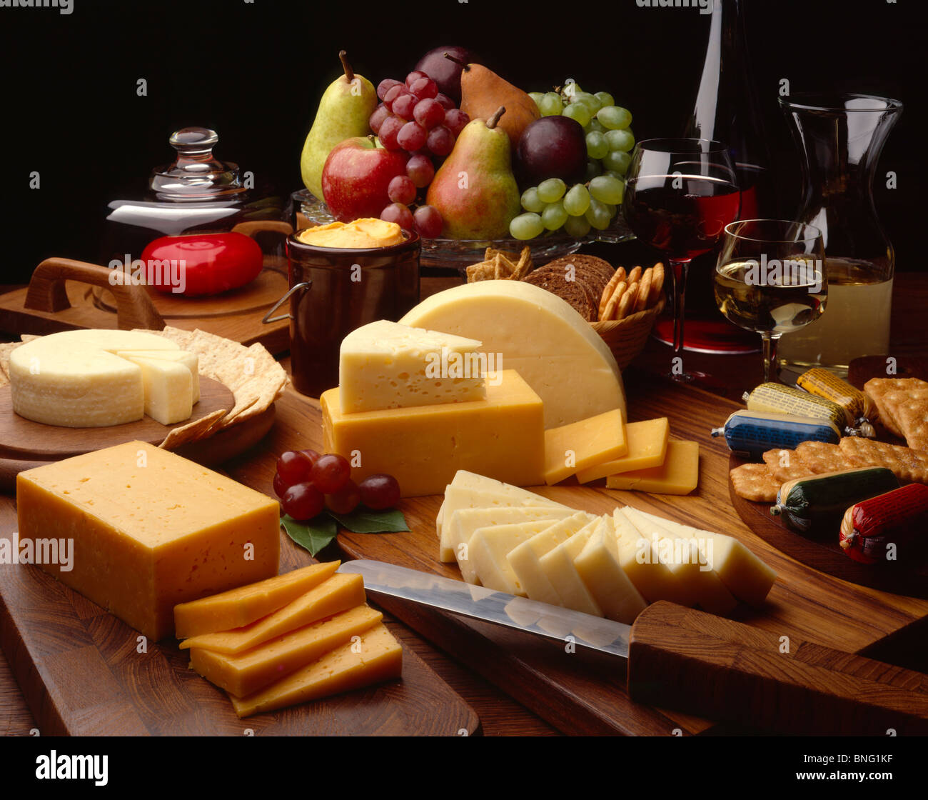 Verschiedene Käse mit Obst und Weine Stockfoto