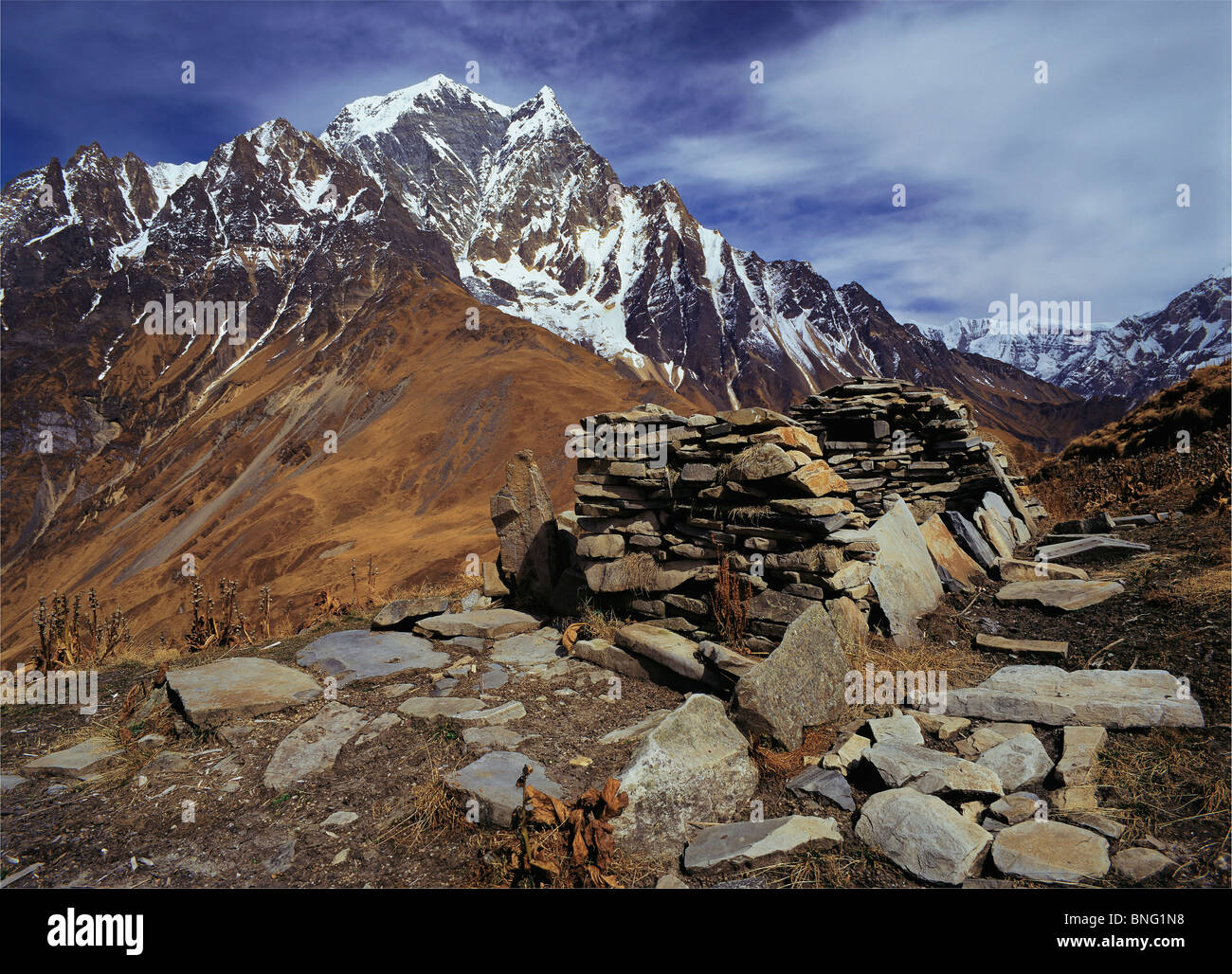 Ruiniert die Einsiedler Zelle auf heiligem Boden auf dem Thulobugin Grat unterhalb der Gipfel des Nilgiri in der Annapurna Region Zentral-Nepal Stockfoto