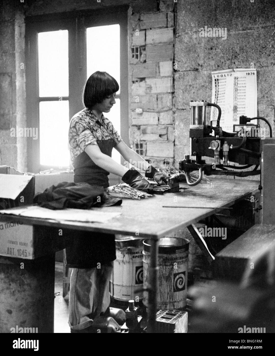 Labor Montage Metall Artefakte, Italien 70er Jahre Stockfoto