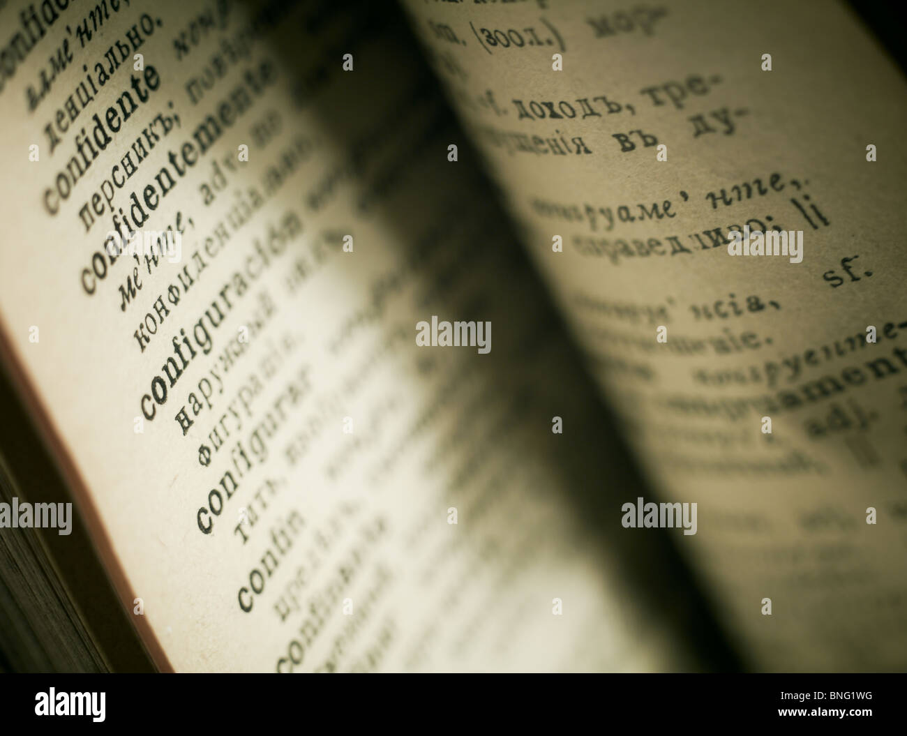 Nahaufnahme des Wortes 'Confidentemente' mit einem spot-Licht auf den Text. Altes Buch eröffnet. Stockfoto
