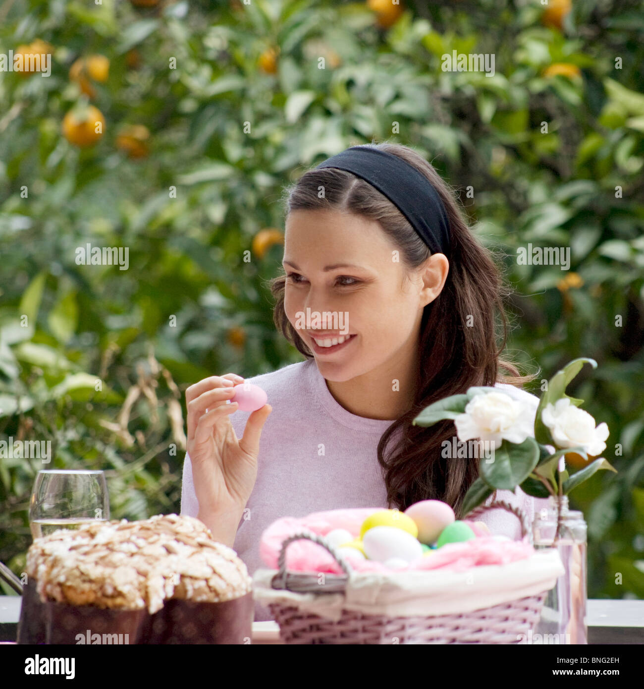 junge Frau, Ostereier und Taube Stockfoto