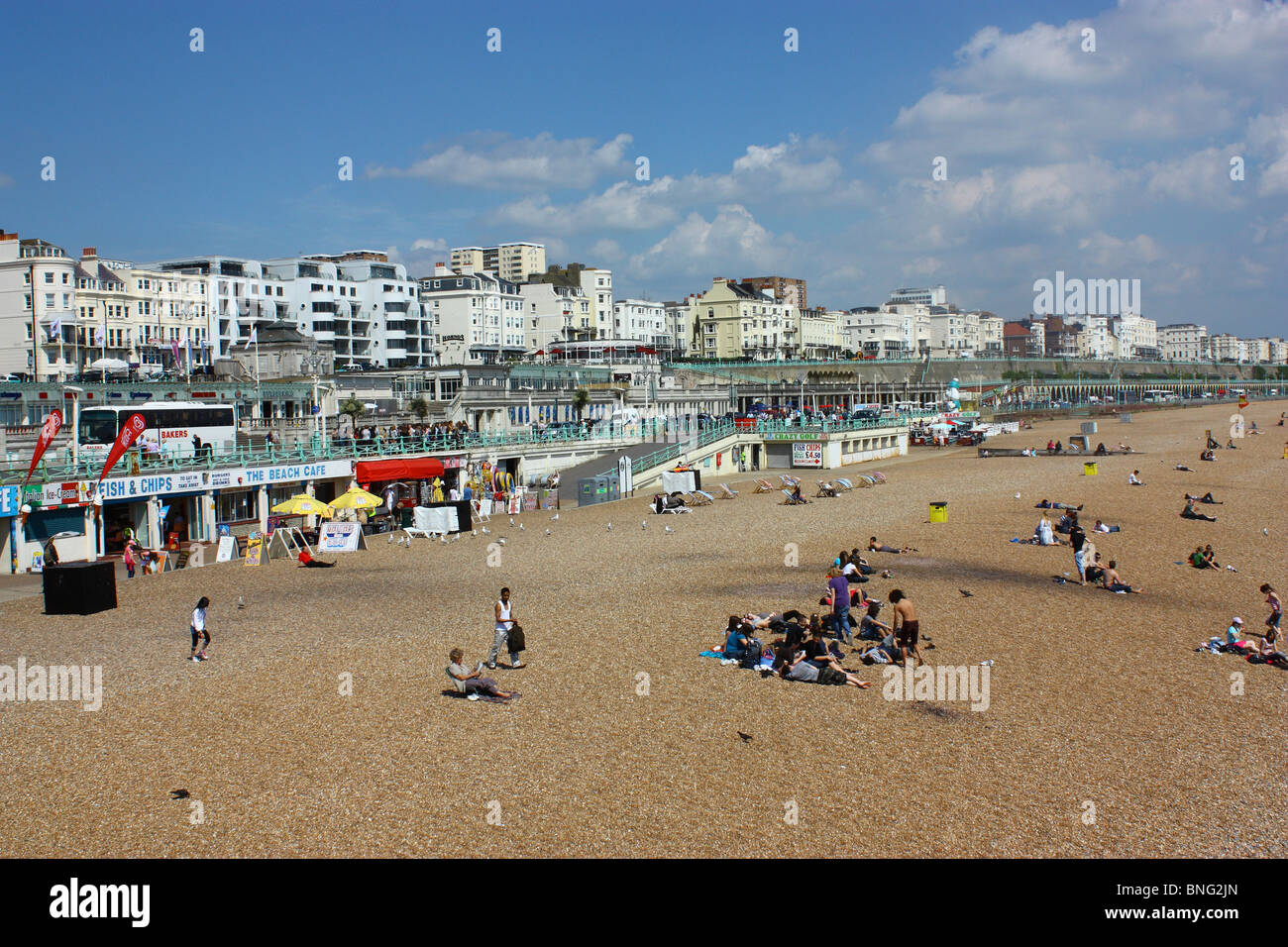 Ein Blick auf den Strand von Brighton Pier aus dem Osten. Das Hotel Linie verschwindet aus der Ansicht, jeder mit seinen eigenen Blick auf das Meer über Golden Sands. Stockfoto