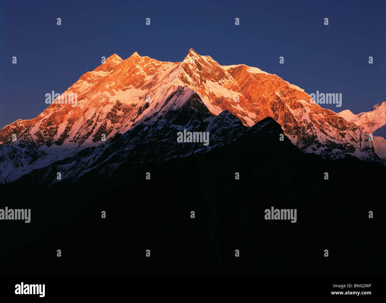 Annapurna ich und nahe gelegenen Gipfel gesehen bei Sonnenuntergang von der Thulobugin Rdge in West-Nepal Stockfoto