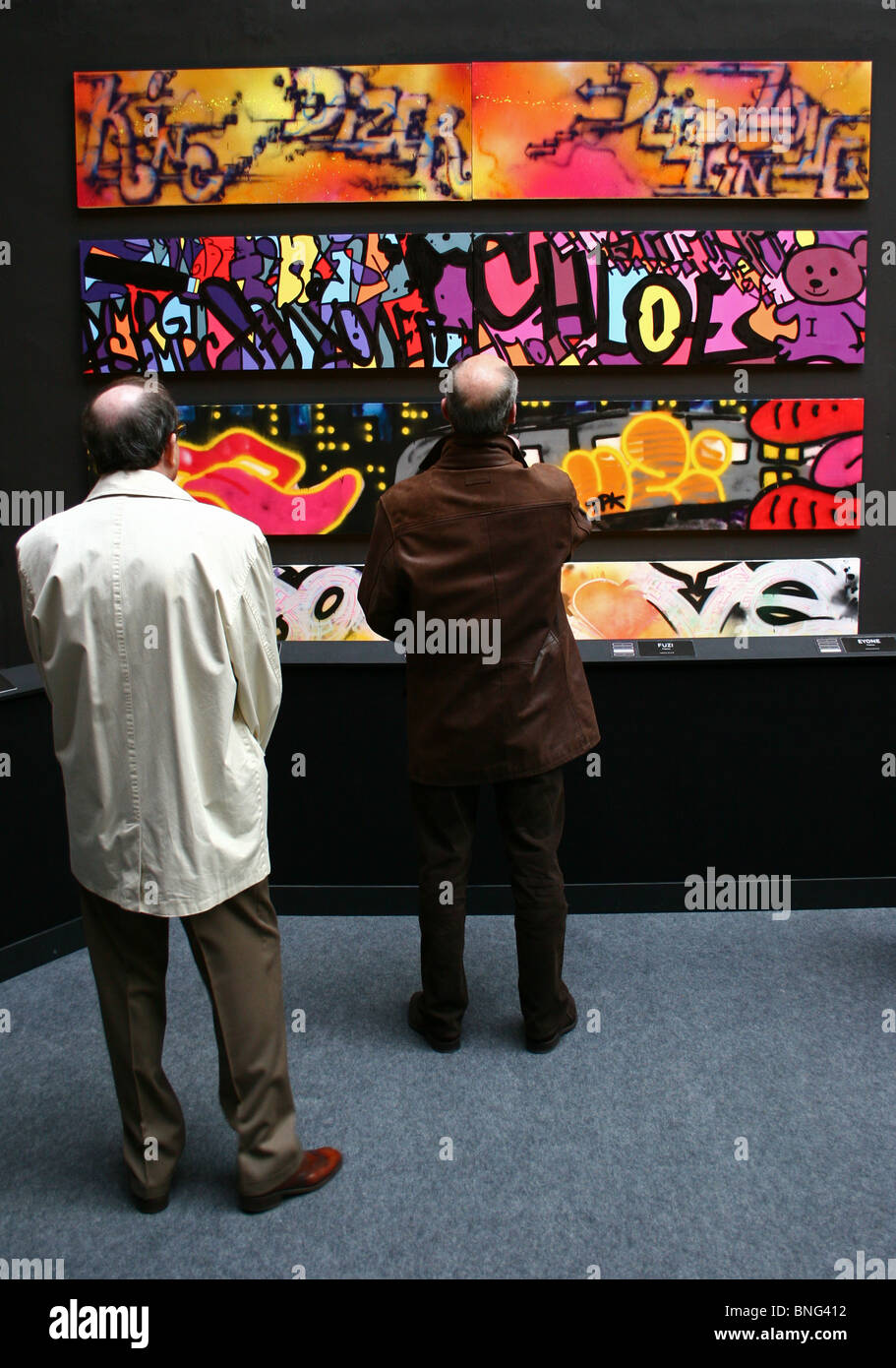 Zwei mittelalterliche Männer Grübeln Graffiti Werke markieren städtischen Kunstausstellung, Grand Palais, Paris Stockfoto