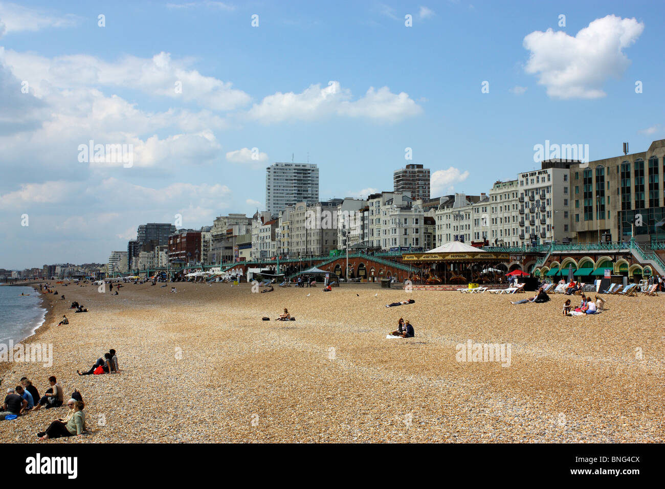 Brighton Beach Vom Pier West suchen. Hotels an der Küste mit Blick auf das Meer und den goldenen Strand von Brighton. Stockfoto