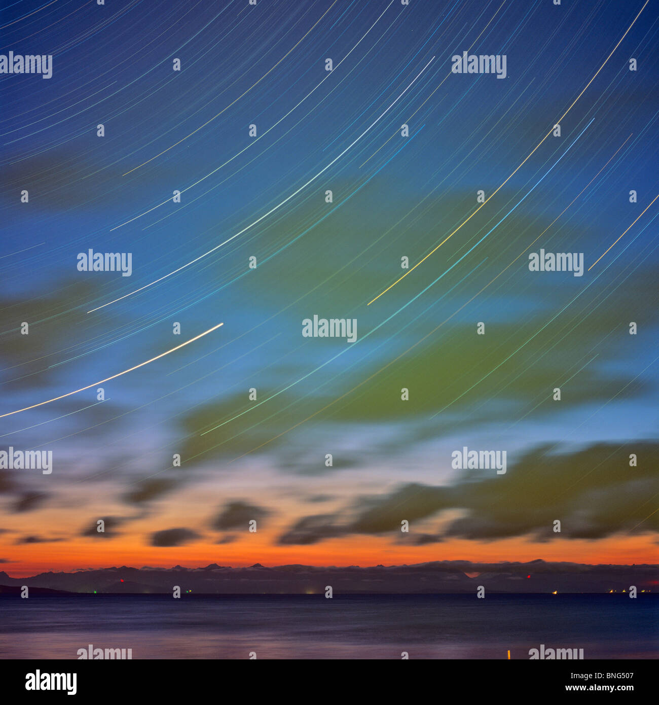 Sternspuren über den Ozean, Rathtrevor Beach Provincial Park, Parksville, Vancouver Island, British Columbia, Kanada Stockfoto