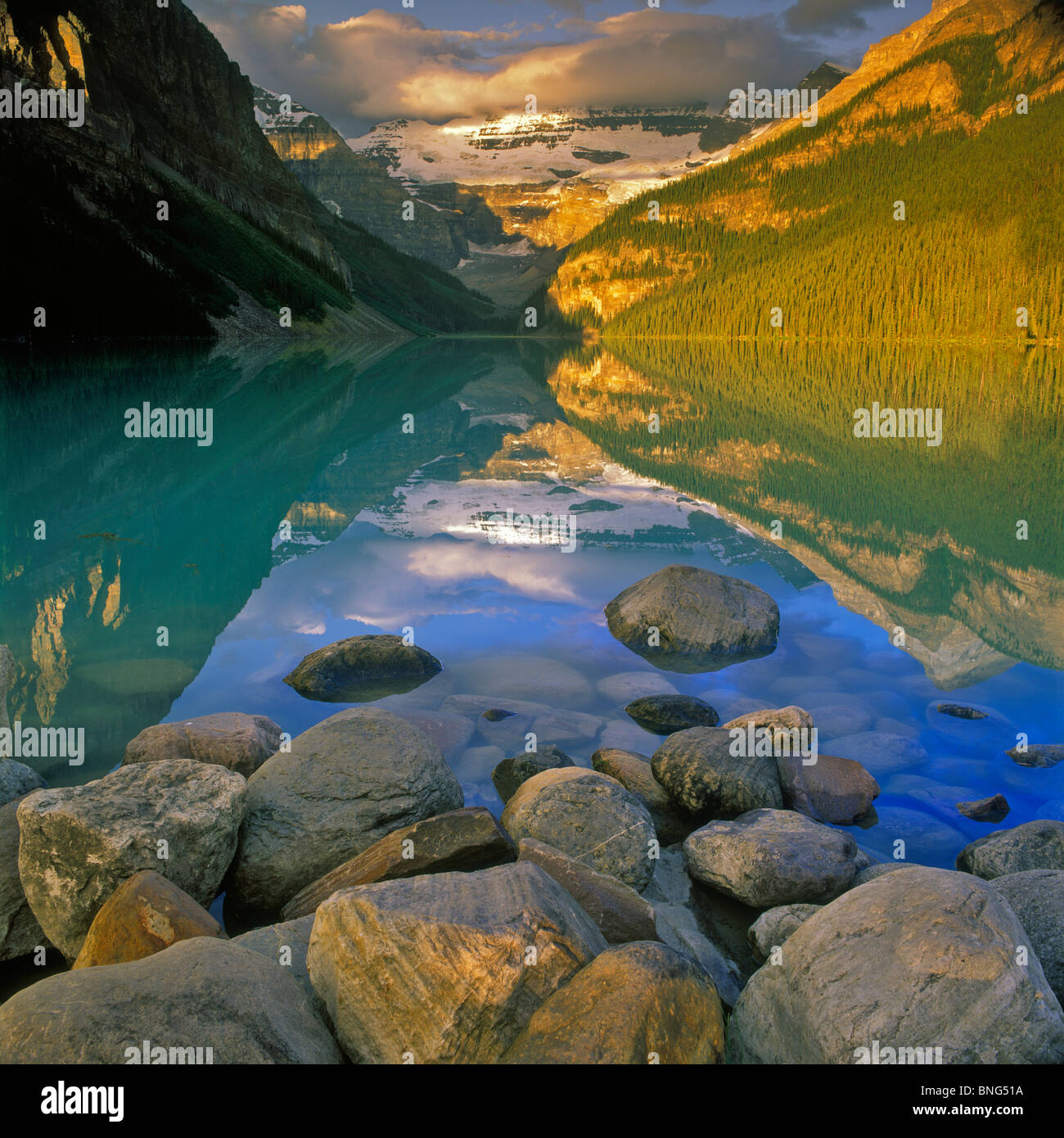 Reflexion der Berge in einem See, Lake Louise, Banff Nationalpark, Alberta, Kanada Stockfoto